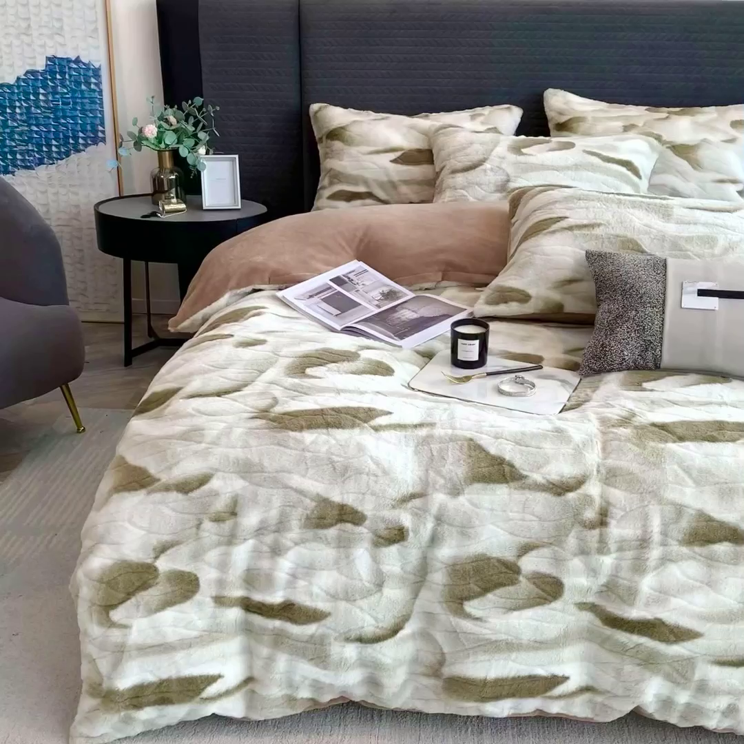 91家纺网 家纺一手货源 找家纺 印季家纺 2025新款手工扎染剪花兔毛绒四件套 剪花-咖啡