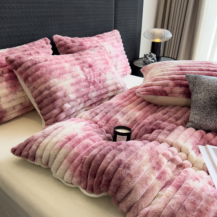 91家纺网 家纺一手货源 找家纺 印季家纺 2025新款手工扎染剪花兔毛绒四件套 条纹-豆沙