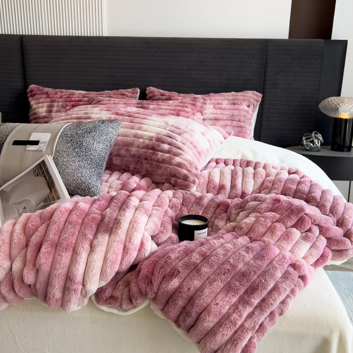 91家纺网 家纺一手货源 找家纺 印季家纺 2025新款手工扎染剪花兔毛绒四件套 条纹-豆沙