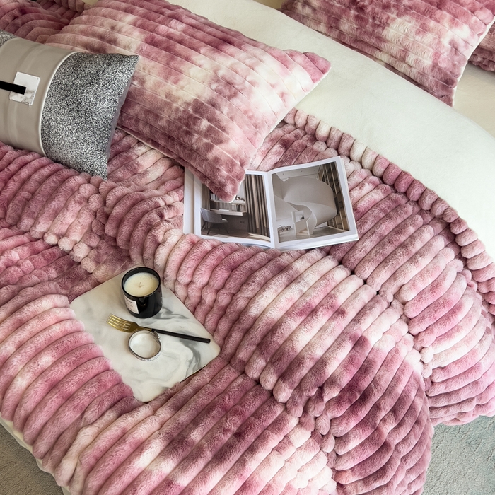 91家纺网 家纺一手货源 找家纺 印季家纺 2025新款手工扎染剪花兔毛绒四件套 条纹-豆沙