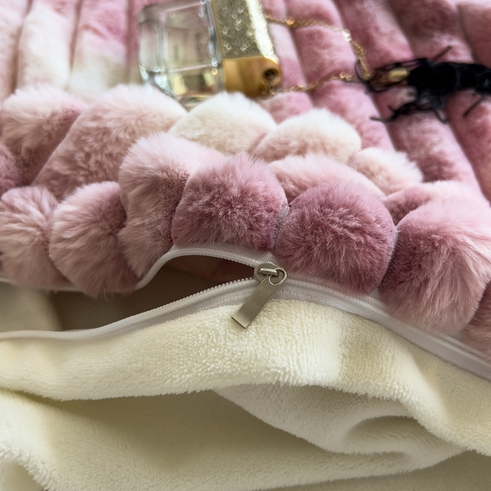 91家纺网 家纺一手货源 找家纺 印季家纺 2025新款手工扎染剪花兔毛绒四件套 条纹-豆沙