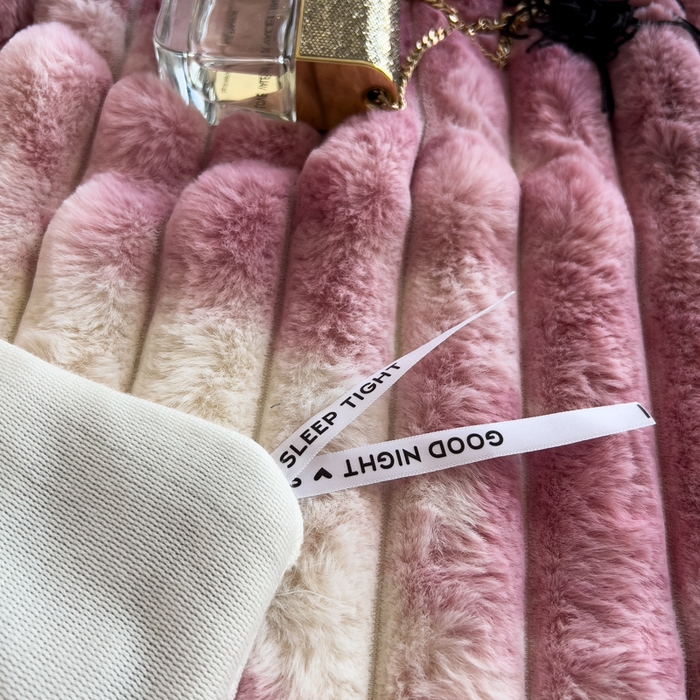 91家纺网 家纺一手货源 找家纺 印季家纺 2025新款手工扎染剪花兔毛绒四件套 条纹-豆沙