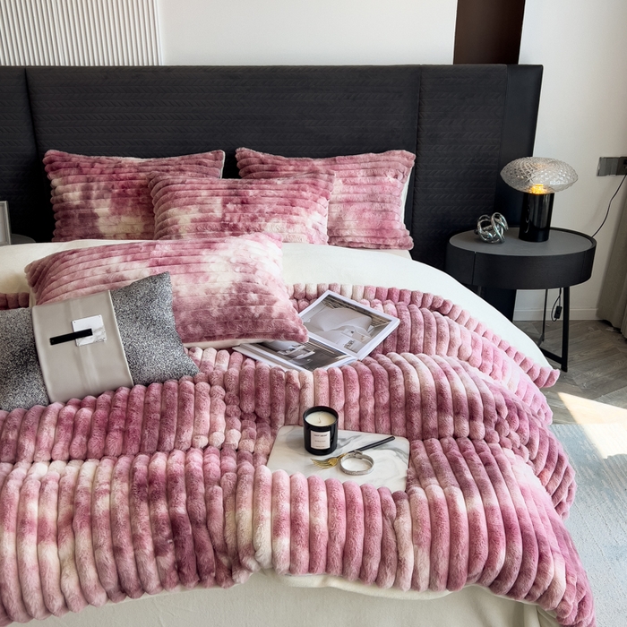 91家纺网 家纺一手货源 找家纺 印季家纺 2025新款手工扎染剪花兔毛绒四件套 条纹-豆沙