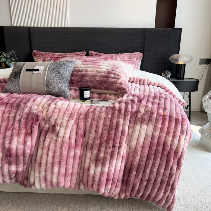 91家纺网 家纺一手货源 找家纺 印季家纺 2025新款手工扎染剪花兔毛绒四件套 条纹-豆沙