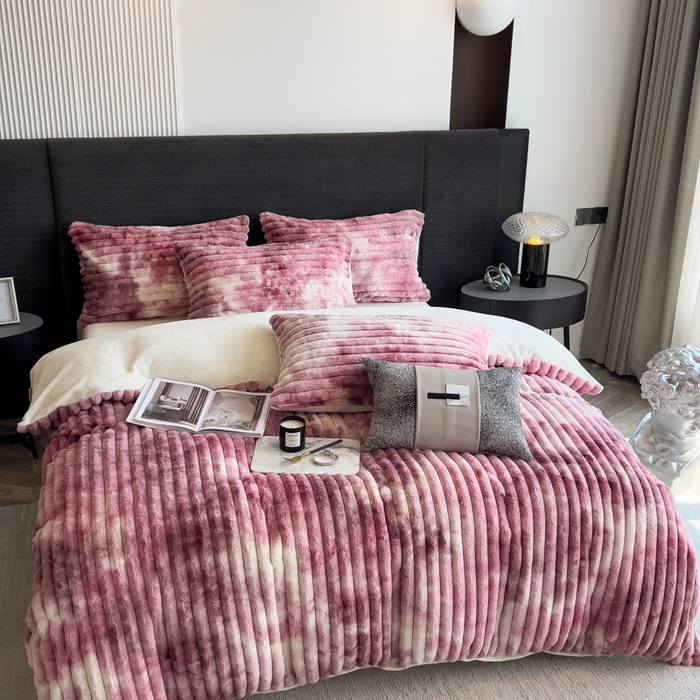 91家纺网 家纺一手货源 找家纺 印季家纺 2025新款手工扎染剪花兔毛绒四件套 条纹-豆沙