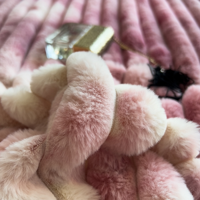 91家纺网 家纺一手货源 找家纺 印季家纺 2025新款手工扎染剪花兔毛绒四件套 条纹-豆沙