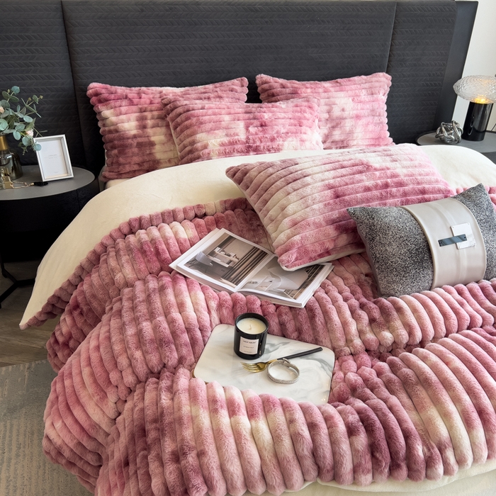 91家纺网 家纺一手货源 找家纺 印季家纺 2025新款手工扎染剪花兔毛绒四件套 条纹-豆沙