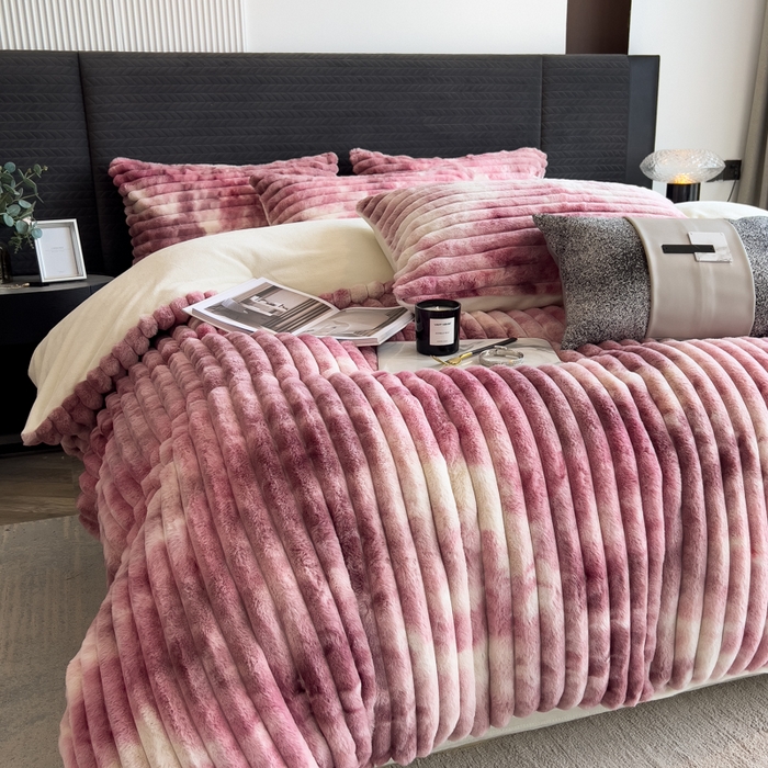 91家纺网 家纺一手货源 找家纺 印季家纺 2025新款手工扎染剪花兔毛绒四件套 条纹-豆沙