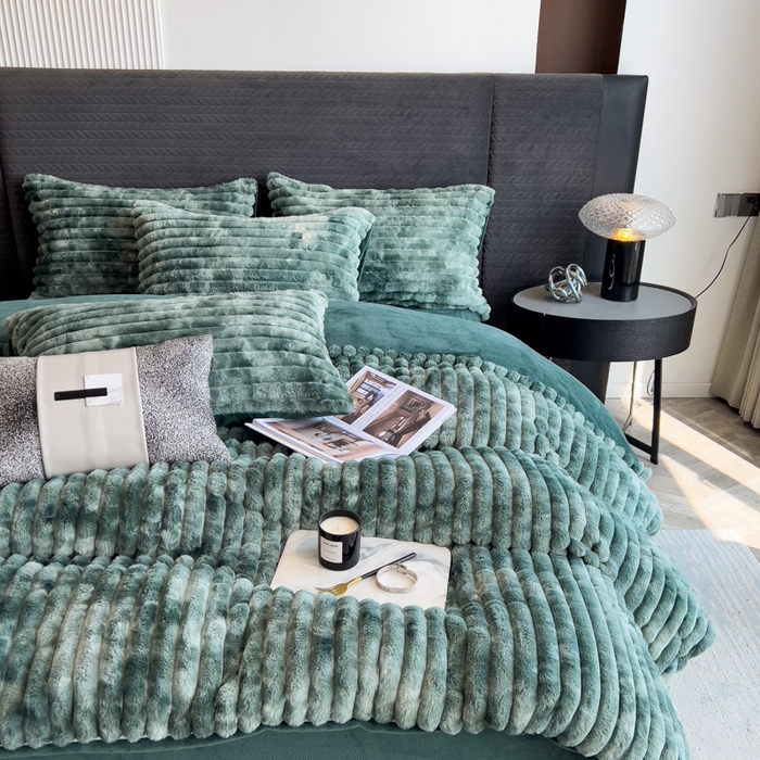 91家纺网 家纺一手货源 找家纺 印季家纺 2025新款手工扎染剪花兔毛绒四件套 条纹-墨绿