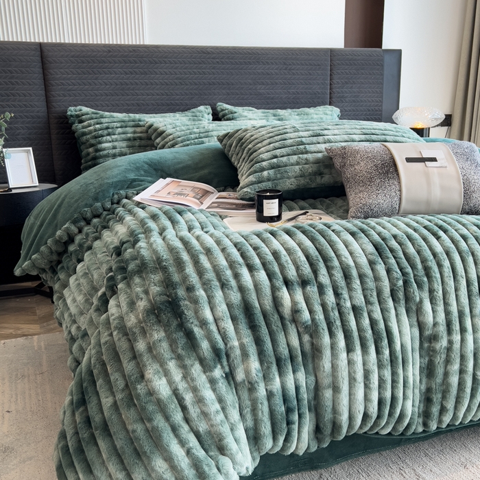 91家纺网 家纺一手货源 找家纺 印季家纺 2025新款手工扎染剪花兔毛绒四件套 条纹-墨绿