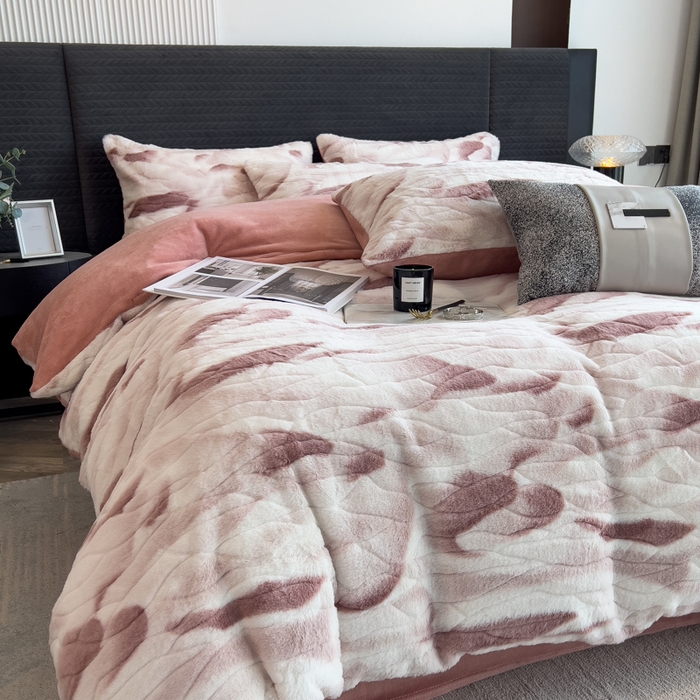 91家纺网 家纺一手货源 找家纺 印季家纺 2025新款手工扎染剪花兔毛绒四件套 剪花-豆沙