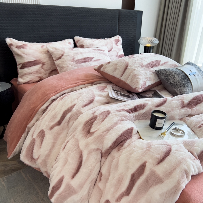 91家纺网 家纺一手货源 找家纺 印季家纺 2025新款手工扎染剪花兔毛绒四件套 剪花-豆沙