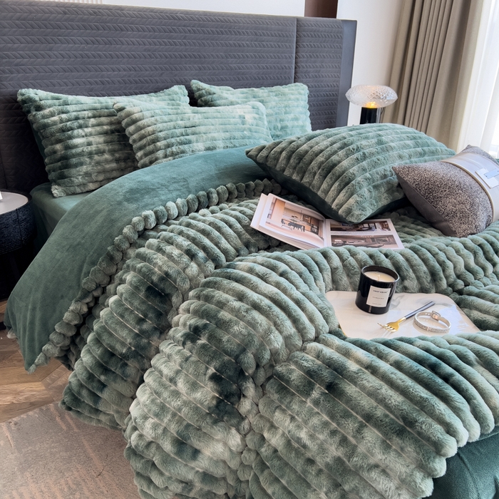 91家纺网 家纺一手货源 找家纺 印季家纺 2025新款手工扎染剪花兔毛绒四件套 条纹-墨绿