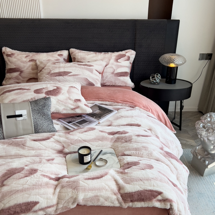 91家纺网 家纺一手货源 找家纺 印季家纺 2025新款手工扎染剪花兔毛绒四件套 剪花-豆沙