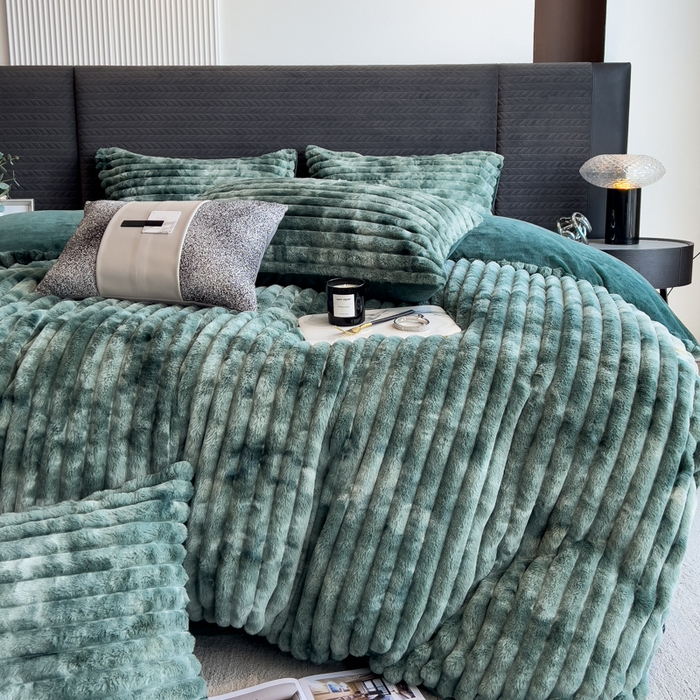 91家纺网 家纺一手货源 找家纺 印季家纺 2025新款手工扎染剪花兔毛绒四件套 条纹-墨绿