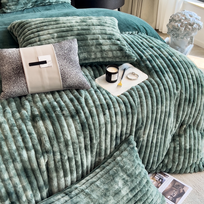 91家纺网 家纺一手货源 找家纺 印季家纺 2025新款手工扎染剪花兔毛绒四件套 条纹-墨绿