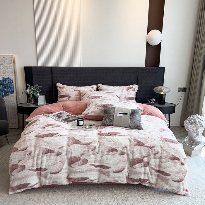 91家纺网 家纺一手货源 找家纺 印季家纺 2025新款手工扎染剪花兔毛绒四件套 剪花-豆沙