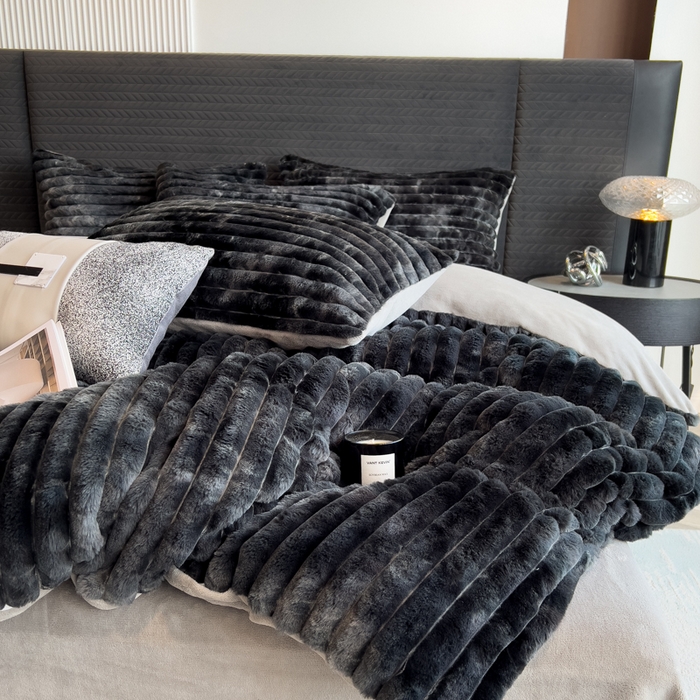 91家纺网 家纺一手货源 找家纺 印季家纺 2025新款手工扎染剪花兔毛绒四件套 条纹-黑金