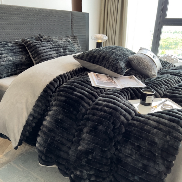 91家纺网 家纺一手货源 找家纺 印季家纺 2025新款手工扎染剪花兔毛绒四件套 条纹-黑金