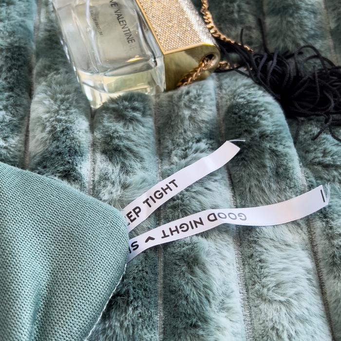 91家纺网 家纺一手货源 找家纺 印季家纺 2025新款手工扎染剪花兔毛绒四件套 条纹-墨绿