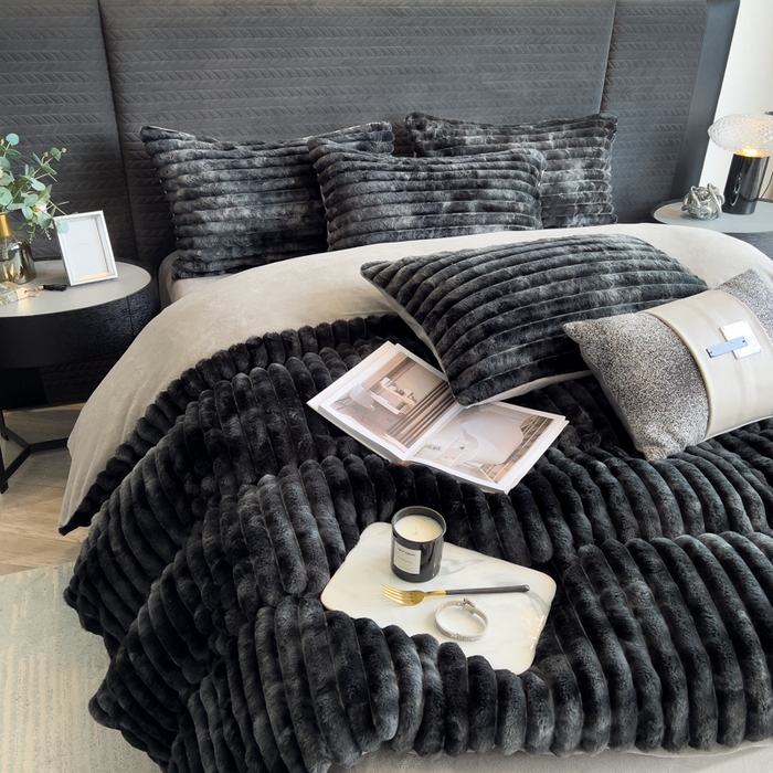 91家纺网 家纺一手货源 找家纺 印季家纺 2025新款手工扎染剪花兔毛绒四件套 条纹-黑金