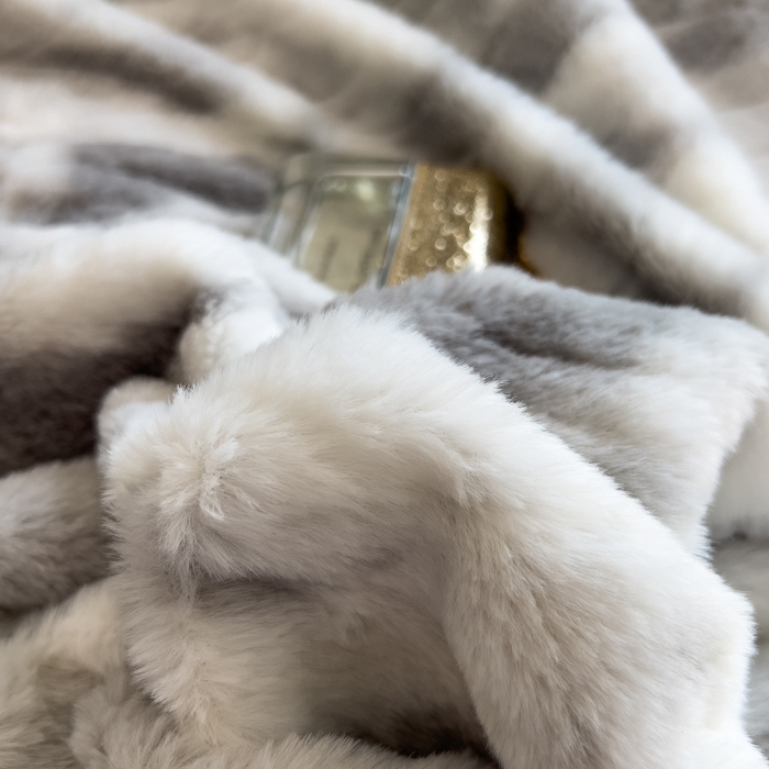 91家纺网 家纺一手货源 找家纺 印季家纺 2025新款手工扎染剪花兔毛绒四件套 剪花-灰色