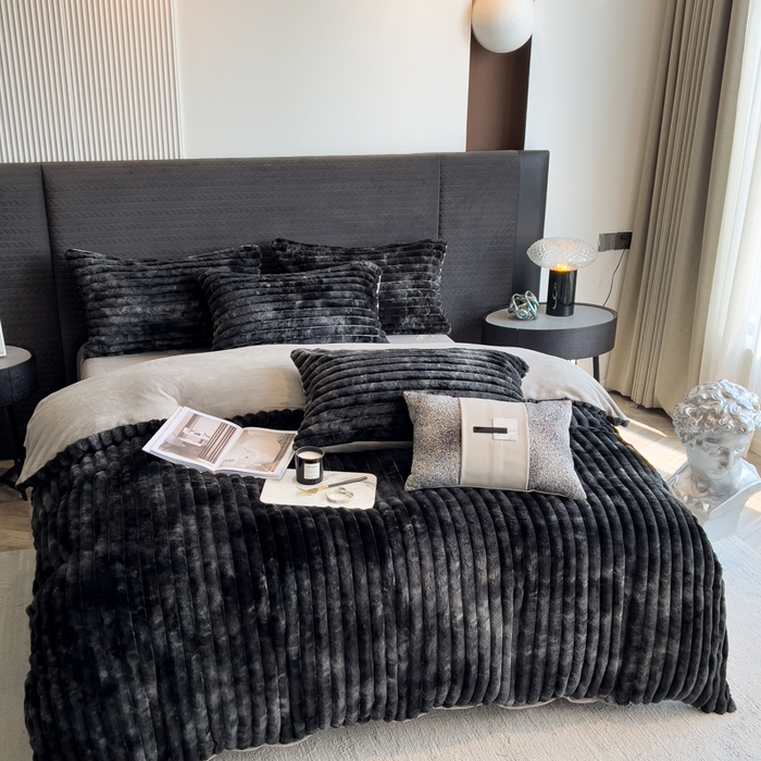 91家纺网 家纺一手货源 找家纺 印季家纺 2025新款手工扎染剪花兔毛绒四件套 条纹-黑金