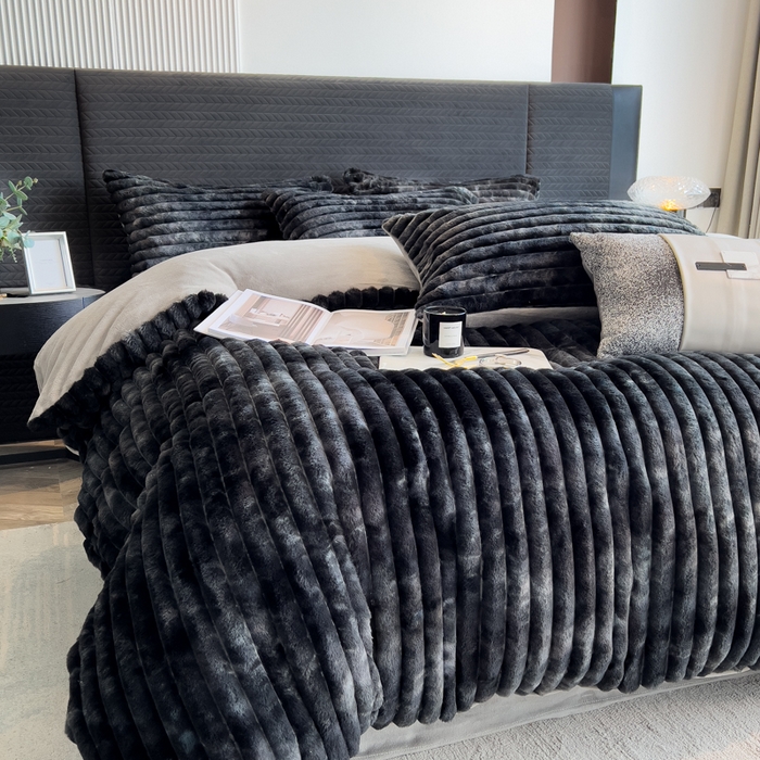 91家纺网 家纺一手货源 找家纺 印季家纺 2025新款手工扎染剪花兔毛绒四件套 条纹-黑金