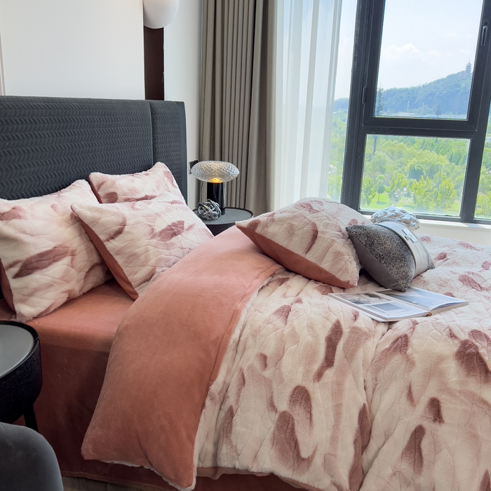 91家纺网 家纺一手货源 找家纺 印季家纺 2025新款手工扎染剪花兔毛绒四件套 剪花-豆沙