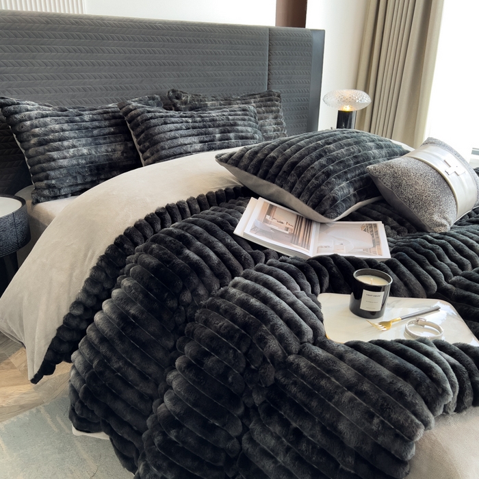 91家纺网 家纺一手货源 找家纺 印季家纺 2025新款手工扎染剪花兔毛绒四件套 条纹-黑金