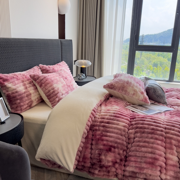 91家纺网 家纺一手货源 找家纺 印季家纺 2025新款手工扎染剪花兔毛绒四件套 条纹-豆沙