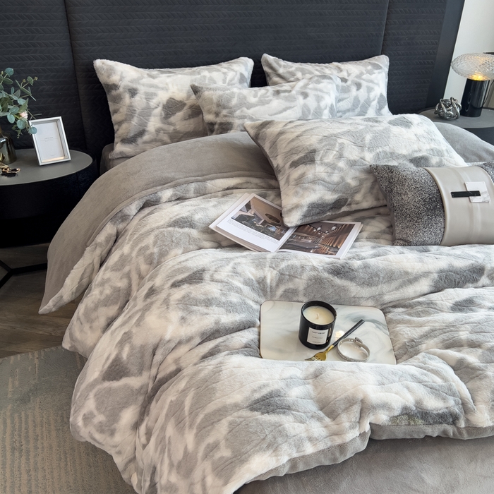 91家纺网 家纺一手货源 找家纺 印季家纺 2025新款手工扎染剪花兔毛绒四件套 剪花-灰色