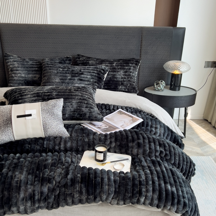 91家纺网 家纺一手货源 找家纺 印季家纺 2025新款手工扎染剪花兔毛绒四件套 条纹-黑金