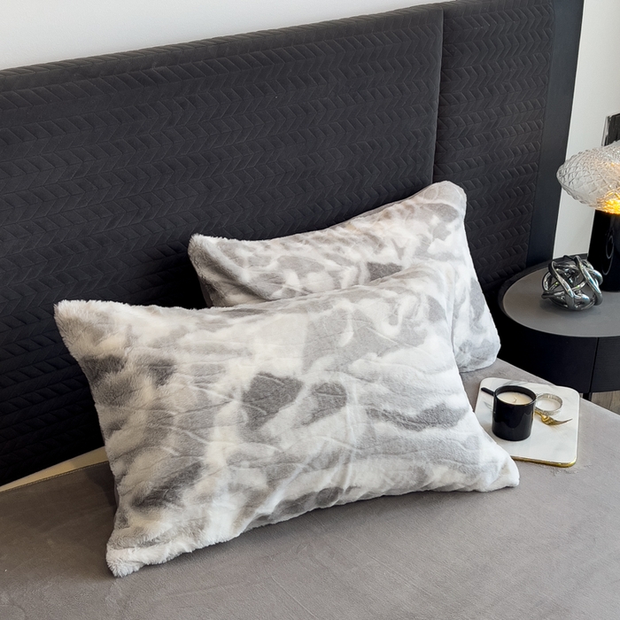 91家纺网 家纺一手货源 找家纺 印季家纺 2025新款手工扎染剪花兔毛绒四件套 剪花-灰色