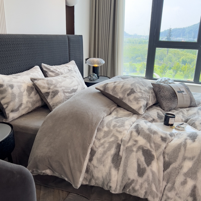 91家纺网 家纺一手货源 找家纺 印季家纺 2025新款手工扎染剪花兔毛绒四件套 剪花-灰色