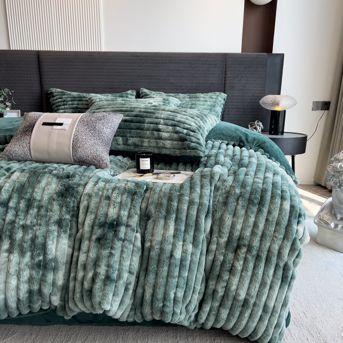 91家纺网 家纺一手货源 找家纺 印季家纺 2025新款手工扎染剪花兔毛绒四件套 条纹-墨绿