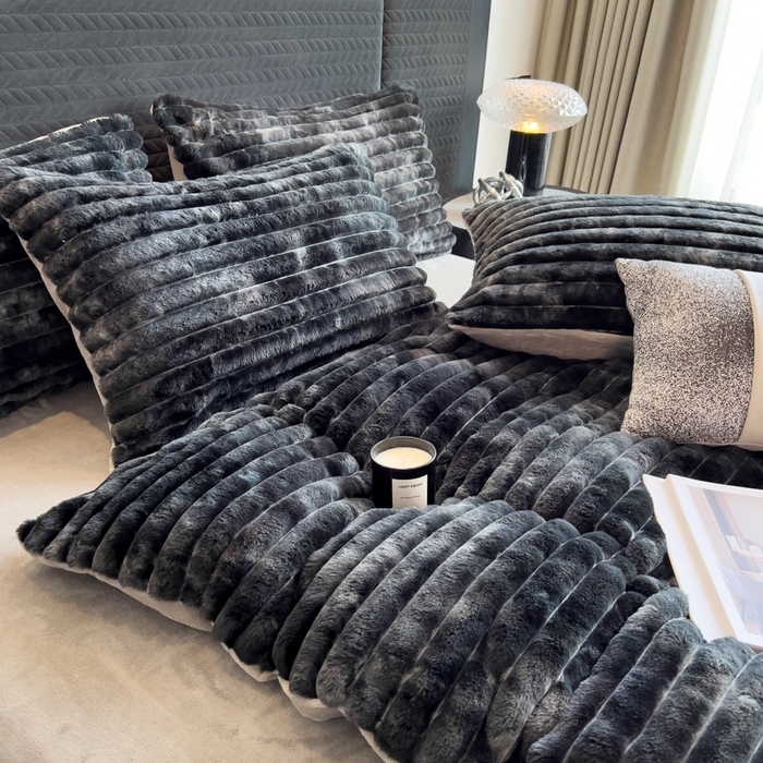 91家纺网 家纺一手货源 找家纺 印季家纺 2025新款手工扎染剪花兔毛绒四件套 条纹-黑金