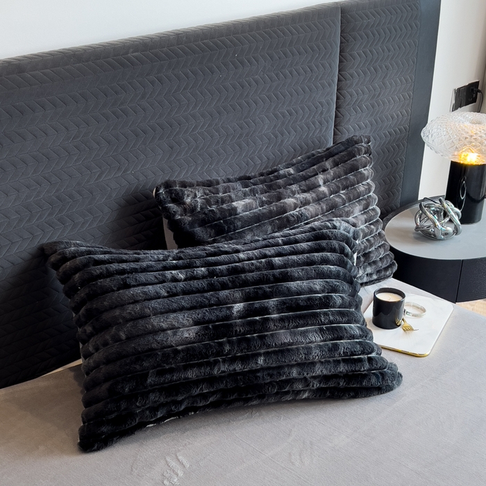 91家纺网 家纺一手货源 找家纺 印季家纺 2025新款手工扎染剪花兔毛绒四件套 条纹-黑金