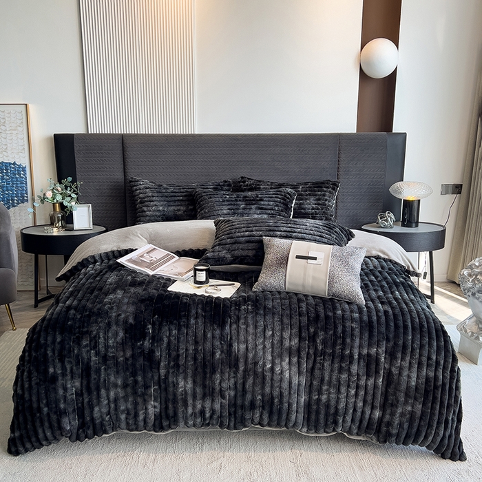 91家纺网 家纺一手货源 找家纺 印季家纺 2025新款手工扎染剪花兔毛绒四件套 条纹-黑金