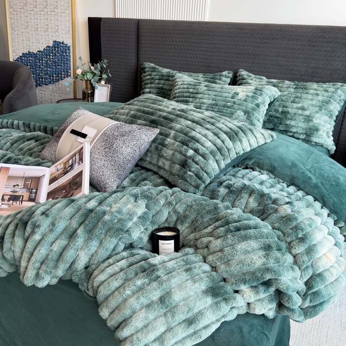 91家纺网 家纺一手货源 找家纺 印季家纺 2025新款手工扎染剪花兔毛绒四件套 条纹-墨绿