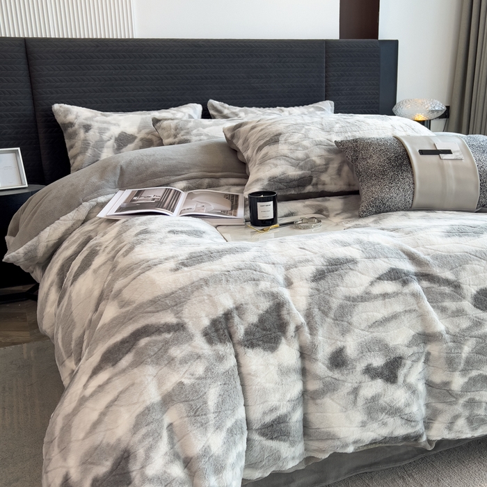 91家纺网 家纺一手货源 找家纺 印季家纺 2025新款手工扎染剪花兔毛绒四件套 剪花-灰色