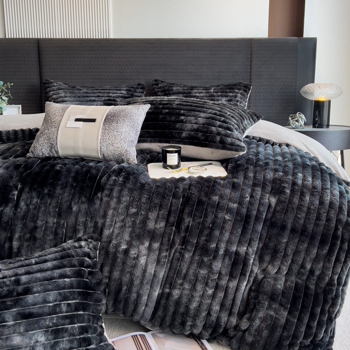 91家纺网 家纺一手货源 找家纺 印季家纺 2025新款手工扎染剪花兔毛绒四件套 条纹-黑金