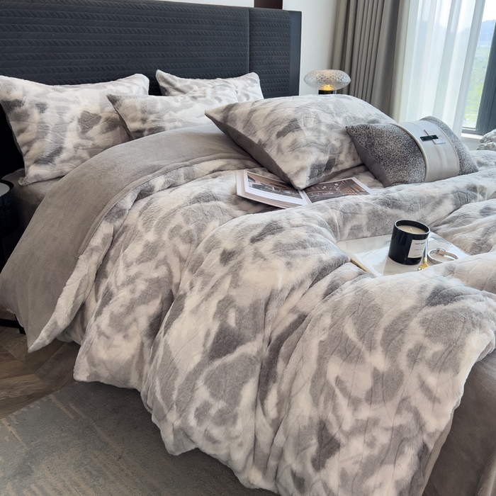 91家纺网 家纺一手货源 找家纺 印季家纺 2025新款手工扎染剪花兔毛绒四件套 剪花-灰色