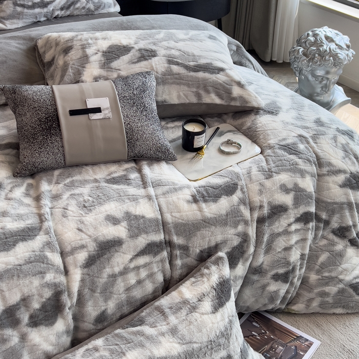 91家纺网 家纺一手货源 找家纺 印季家纺 2025新款手工扎染剪花兔毛绒四件套 剪花-灰色