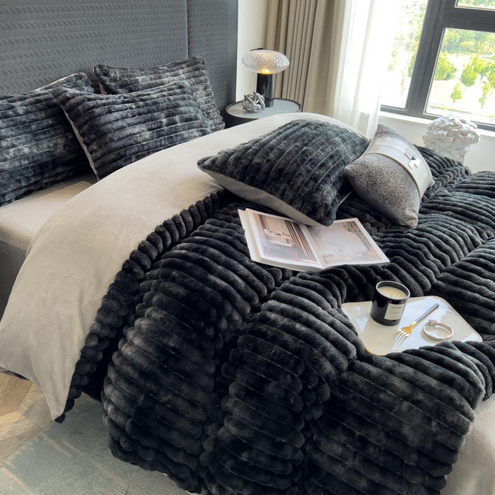 91家纺网 家纺一手货源 找家纺 印季家纺 2025新款手工扎染剪花兔毛绒四件套 条纹-黑金