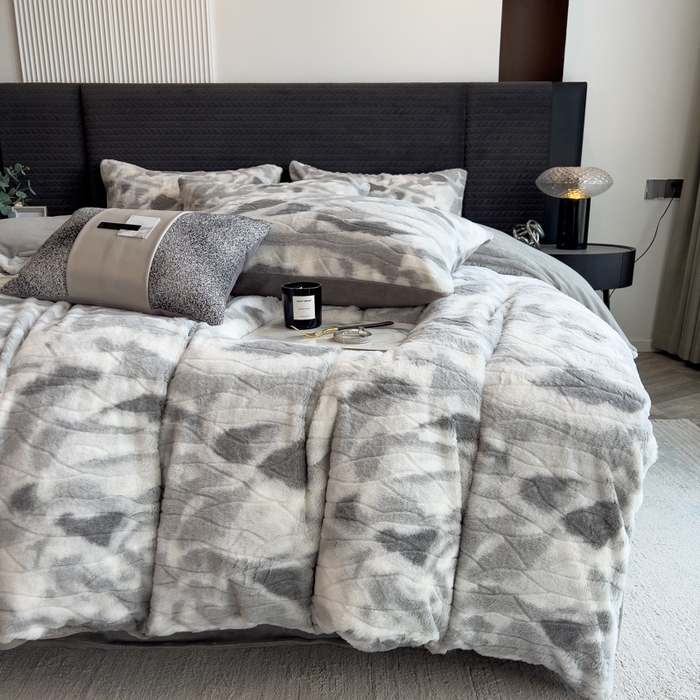 91家纺网 家纺一手货源 找家纺 印季家纺 2025新款手工扎染剪花兔毛绒四件套 剪花-灰色