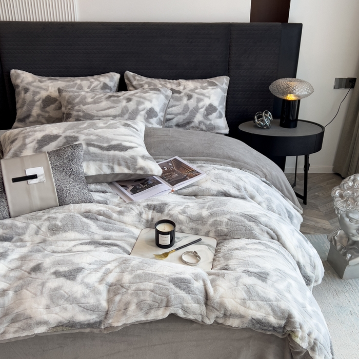 91家纺网 家纺一手货源 找家纺 印季家纺 2025新款手工扎染剪花兔毛绒四件套 剪花-灰色