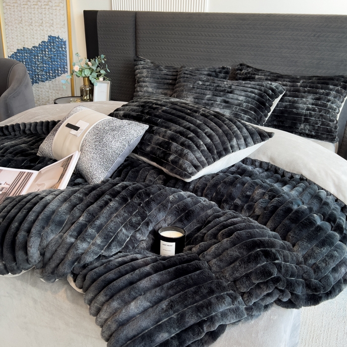 91家纺网 家纺一手货源 找家纺 印季家纺 2025新款手工扎染剪花兔毛绒四件套 条纹-黑金