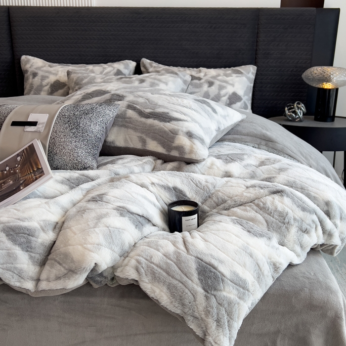 91家纺网 家纺一手货源 找家纺 印季家纺 2025新款手工扎染剪花兔毛绒四件套 剪花-灰色