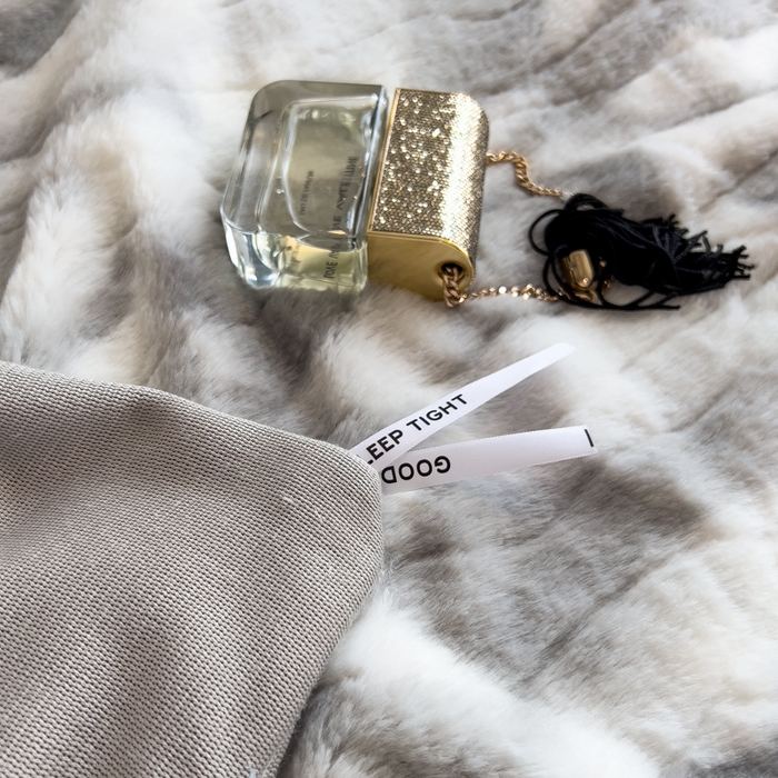 91家纺网 家纺一手货源 找家纺 印季家纺 2025新款手工扎染剪花兔毛绒四件套 剪花-灰色